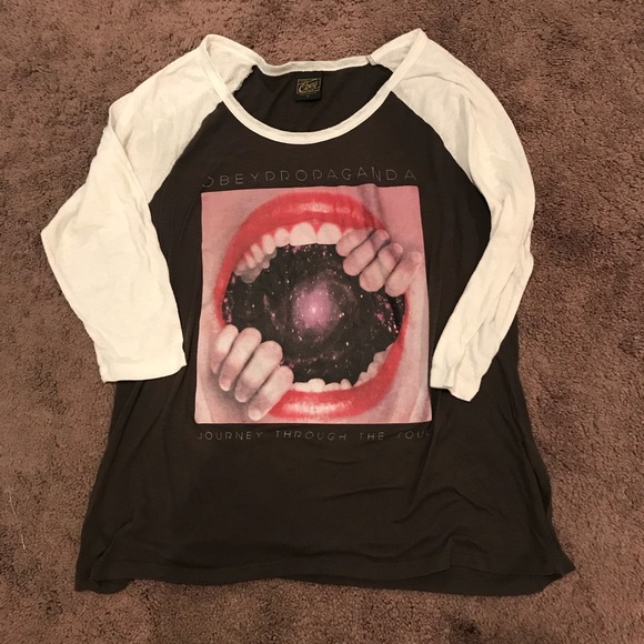 Obey Tops - Obey baseball t shirt size M